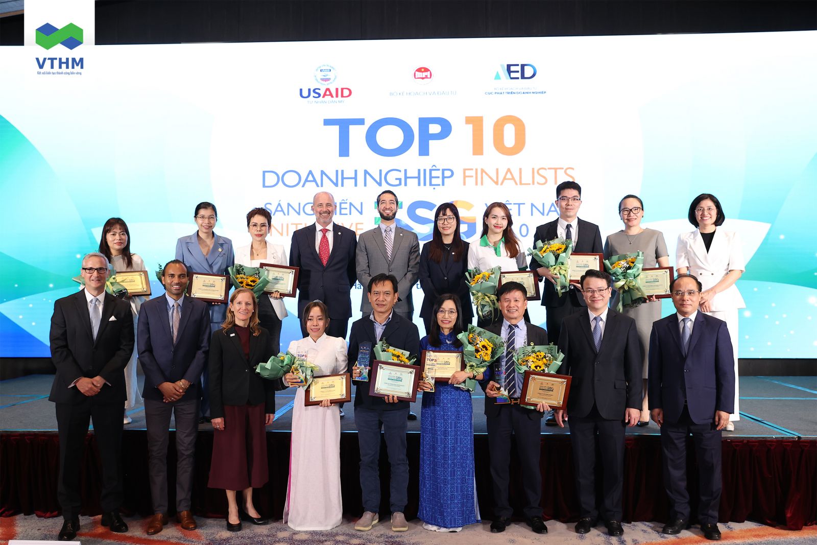 Bà Cao Thị Khánh Chi, TGĐ Tập đoàn VTHM (thứ hai bên phải hàng trên) nhận chứng nhận TOP 10 Sáng kiến ESG Việt Nam 2024. 